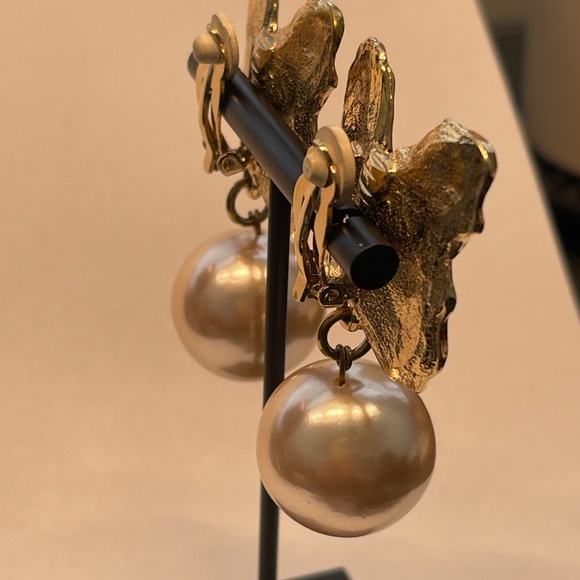 Guy Laroche Gilt Metal Butterfly Clip Earrings with Pink Pearls - Picture 3 of 5